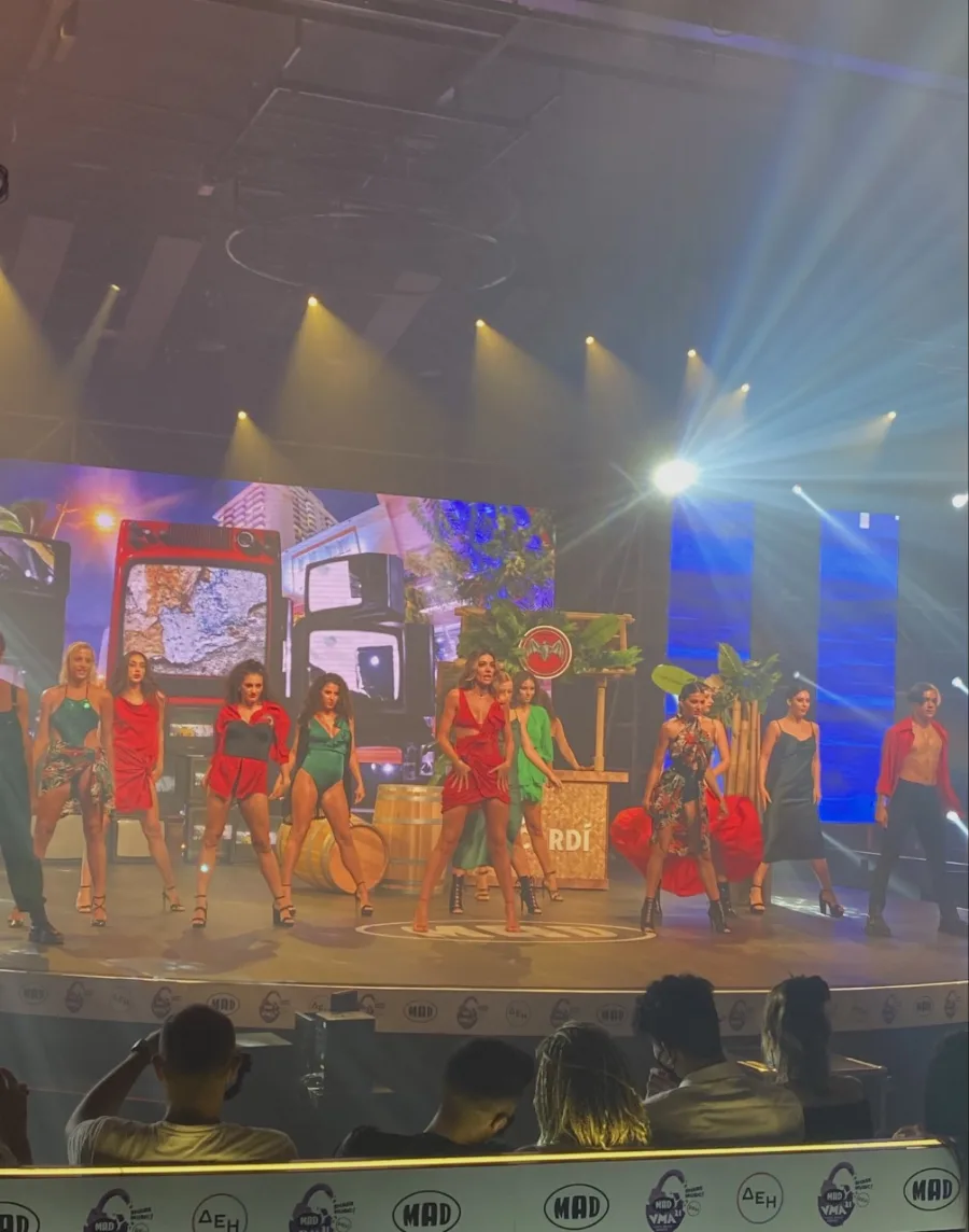 Η Ήβη Αδάμου στη σκηνή των Mad VMA 2021 με χορευτές.