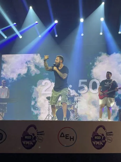 Ο Τριαντάφυλλος και οι Alcatrash στη σκηνή των Mad VMA 21.