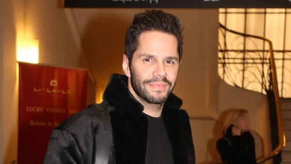 Ο Γιώργος Τσαλίκης σε εσωτερικό χώρο