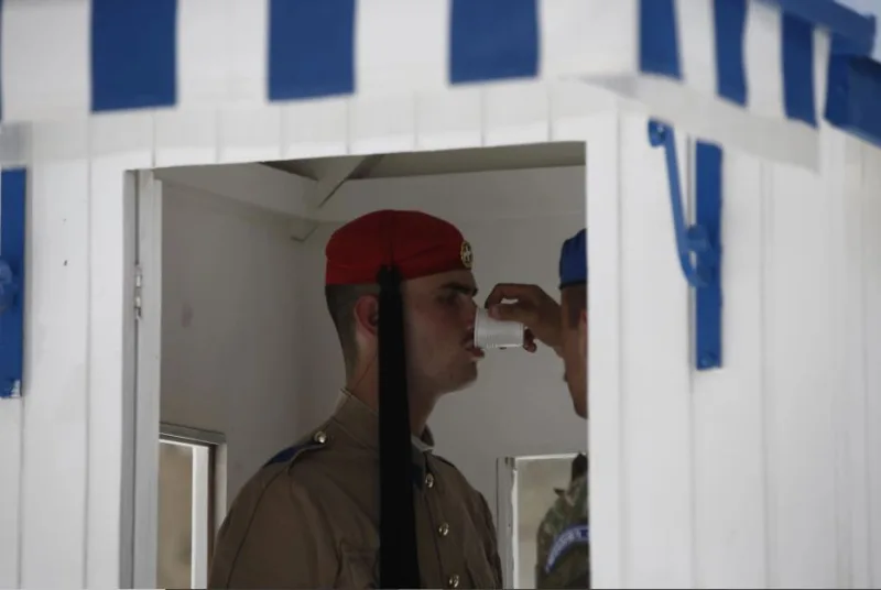 Εύζωνας δέχεται νερό από συνάδελφό του κατά τη διάρκεια καύσωνα.