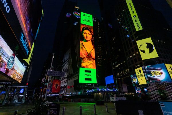 Έλενα Παπαρίζου: Μπήκε σε Billboard στην Times Square