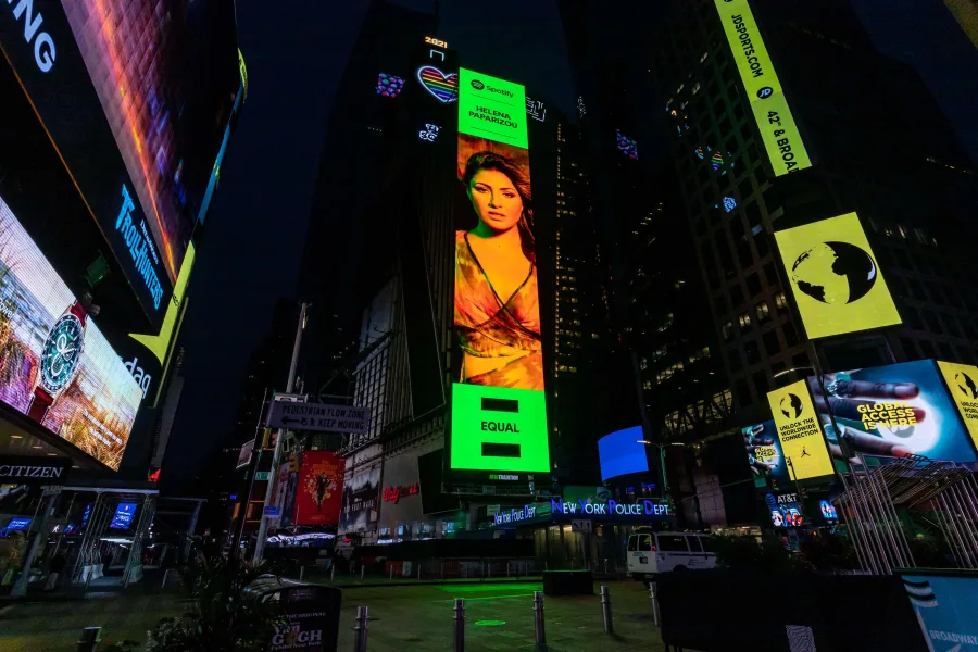 Billboard με την Έλενα Παπαρίζου στην Times Square της Νέας Υόρκης.