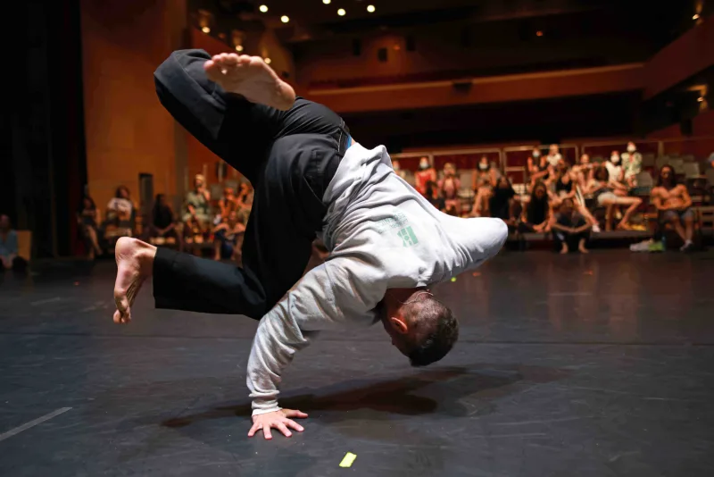 Χορευτής breakdance σε εντυπωσιακή φιγούρα στο 27ο Φεστιβάλ Χορού Καλαμάτας.