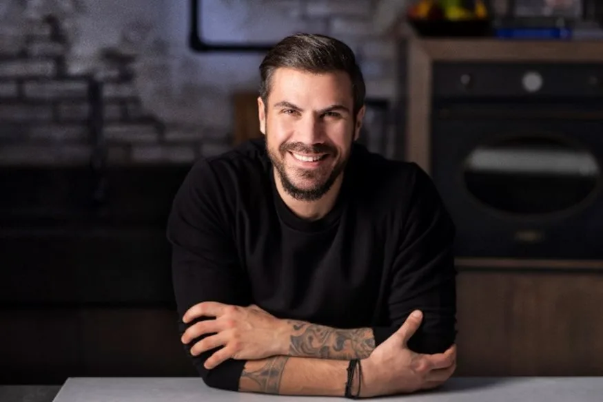 Ο Άκης Πετρετζίκης σε κουζίνα