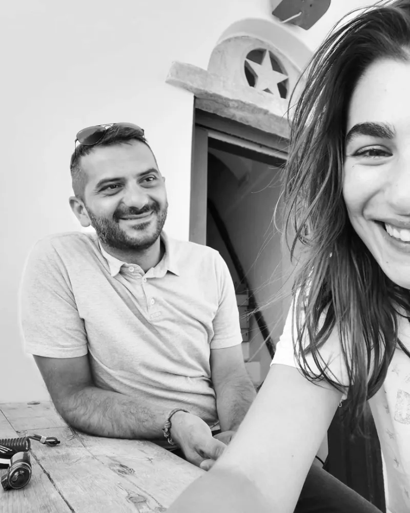 Ο Λεωνίδας Κουτσόπουλος και η Χρύσα Μιχαλοπούλου σε ασπρόμαυρη φωτογραφία.