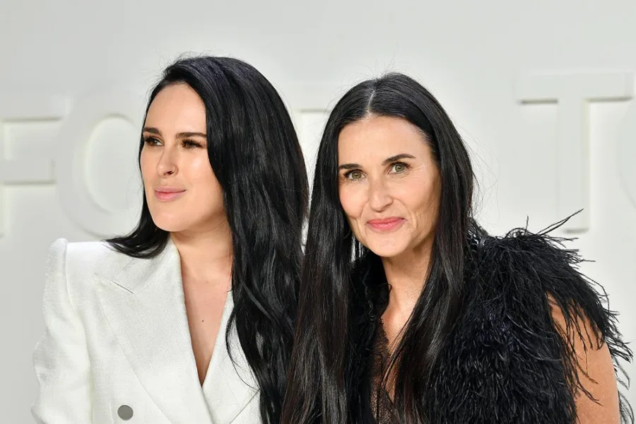 Η Demi Moore και η κόρη της Rumer Willis σε επίσημη εκδήλωση.