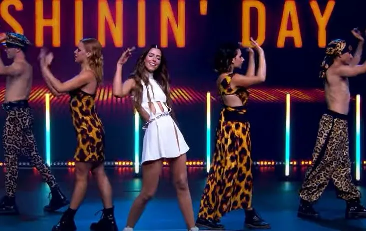 Η Demy στη σκηνή των MAD VMA 2021 με χορευτές.