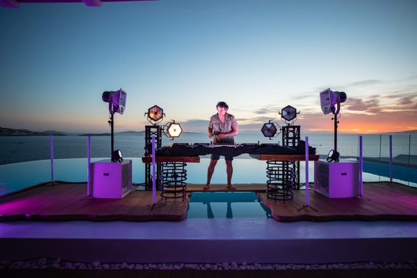 Dino MFU: 3 dj set με θέα τη Μύκονο!