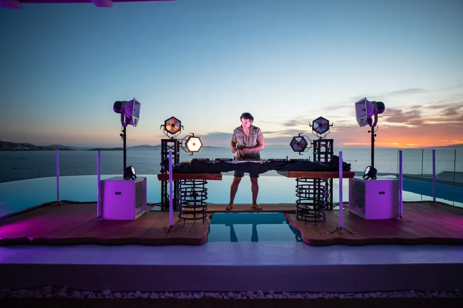 Ο Dino MFU σε DJ set με θέα τη θάλασσα στη Μύκονο.