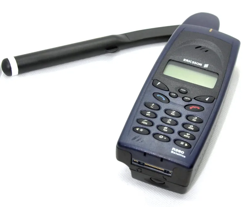 Παλιό κινητό Ericsson R290 Satellite με κεραία, που μπορεί να αξίζει χιλιάδες ευρώ για συλλέκτες.