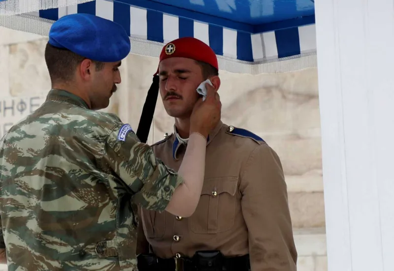 Στρατιώτης σκουπίζει τον ιδρώτα Εύζωνα στην Πλατεία Συντάγματος.