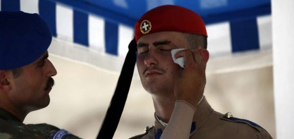 Τον γύρο του κόσμου κάνoυν οι φωτογραφίες με τους Εύζωνες στον καύσωνα