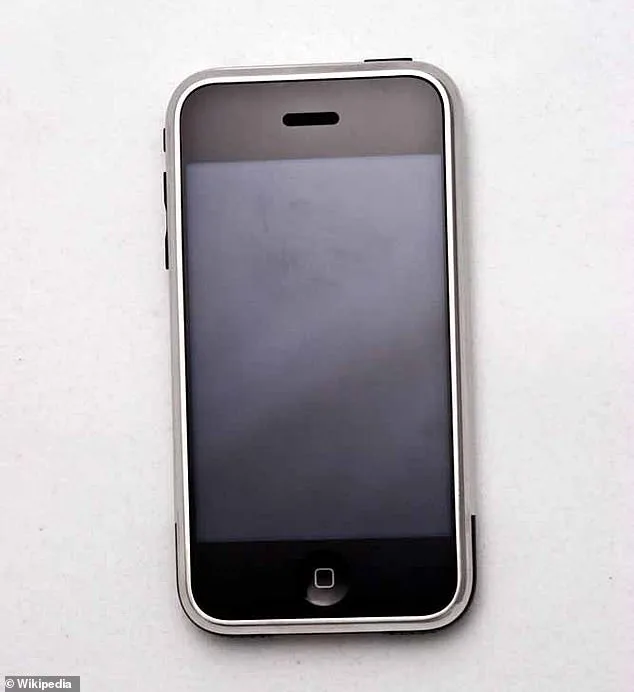 Παλιό iPhone, ένα από τα κινητά που μπορεί να σου αποφέρει χιλιάδες ευρώ αν το έχεις στην κατοχή σου.