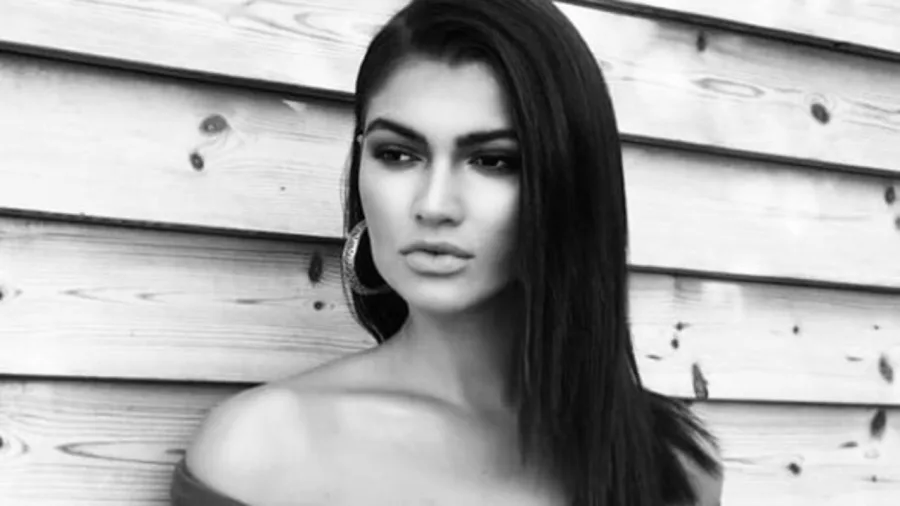 Κέισι GNTM topless