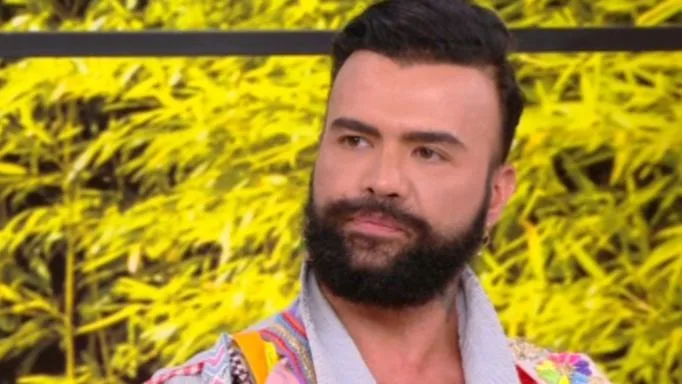 Ο Περικλής Κονδυλάτος σε τηλεοπτική εμφάνιση.