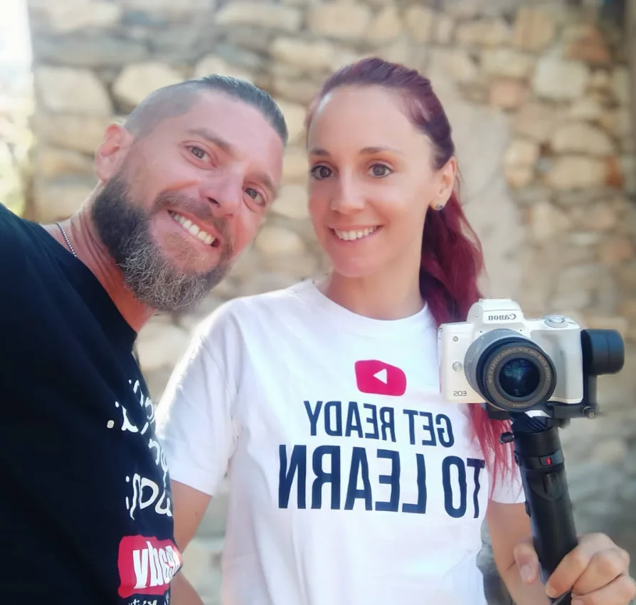 Ο Μανώλης Κρητικός και μια γυναίκα κρατώντας κάμερα σε gimbal.