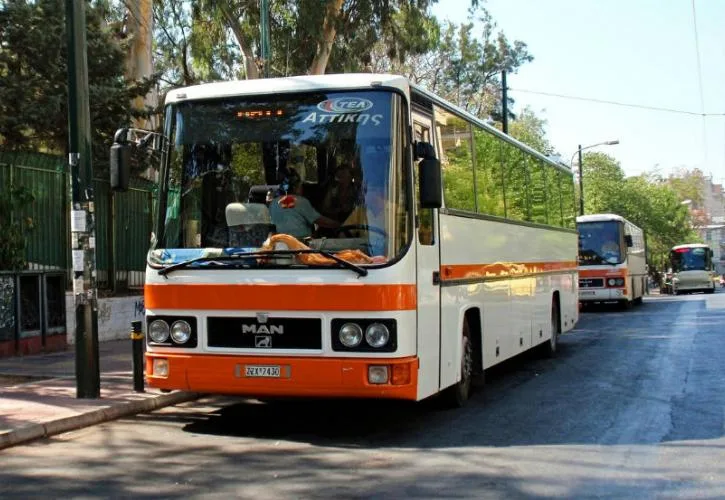 Λεωφορείο των ΚΤΕΛ Αττικής σταθμευμένο σε δρόμο της Αθήνας.