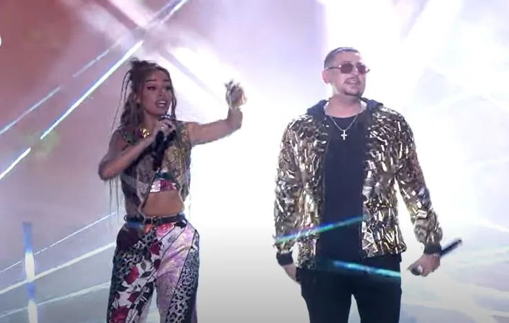 Η Ελένη Φουρέιρα και ο Mad Clip στη σκηνή των MAD VMA 2021.