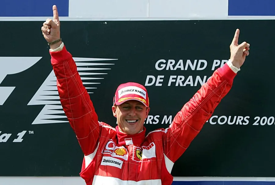Ο Michael Schumacher πανηγυρίζει στο βάθρο του Grand Prix Γαλλίας.