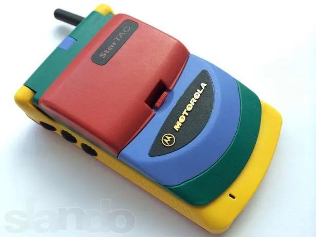 Πολύχρωμο παλιό κινητό Motorola StarTAC, ένα από τα μοντέλα που μπορεί να σου αποφέρει χιλιάδες ευρώ.
