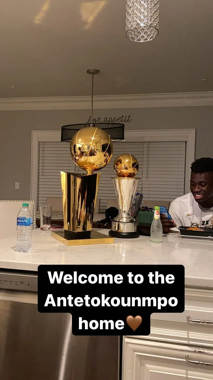 Τα τρόπαια του NBA στο σπίτι του Γιάννη Αντετοκούνμπο.