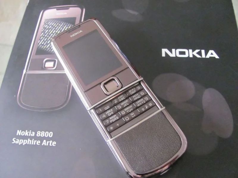 Το παλιό κινητό Nokia 8800 Sapphire Arte μπορεί να αξίζει χιλιάδες ευρώ, σύμφωνα με το άρθρο.