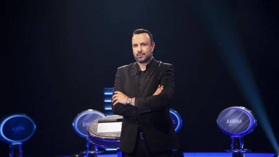 Ο Τάσος Τρύφωνος στο πλατό της εκπομπής Ο Πιο Αδύναμος Κρίκος.