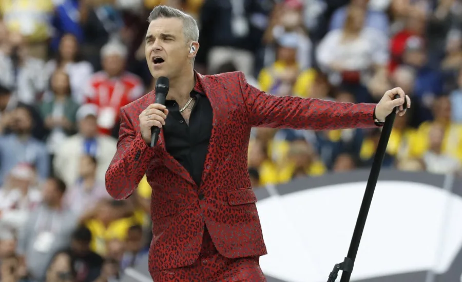 Ο Robbie Williams στη σκηνή με κόκκινο κοστούμι
