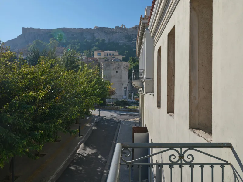 Άποψη της Πλάκας με το Ωρολόγιο του Κυρρήστου και την Ακρόπολη στο βάθος από μπαλκόνι.