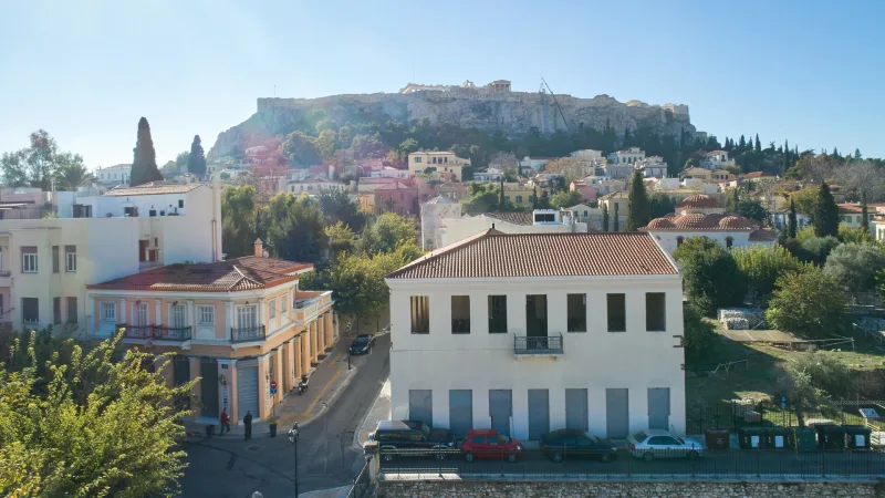Άποψη της Πλάκας με το ξενοδοχείο Αίολος και την Ακρόπολη στο βάθος.