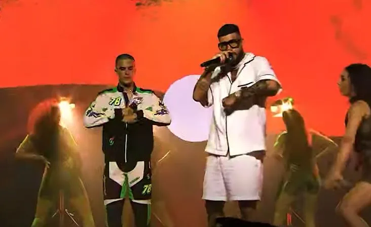 Ο SNIK και ο Voyage στη σκηνή των MAD Video Music Awards 2021.