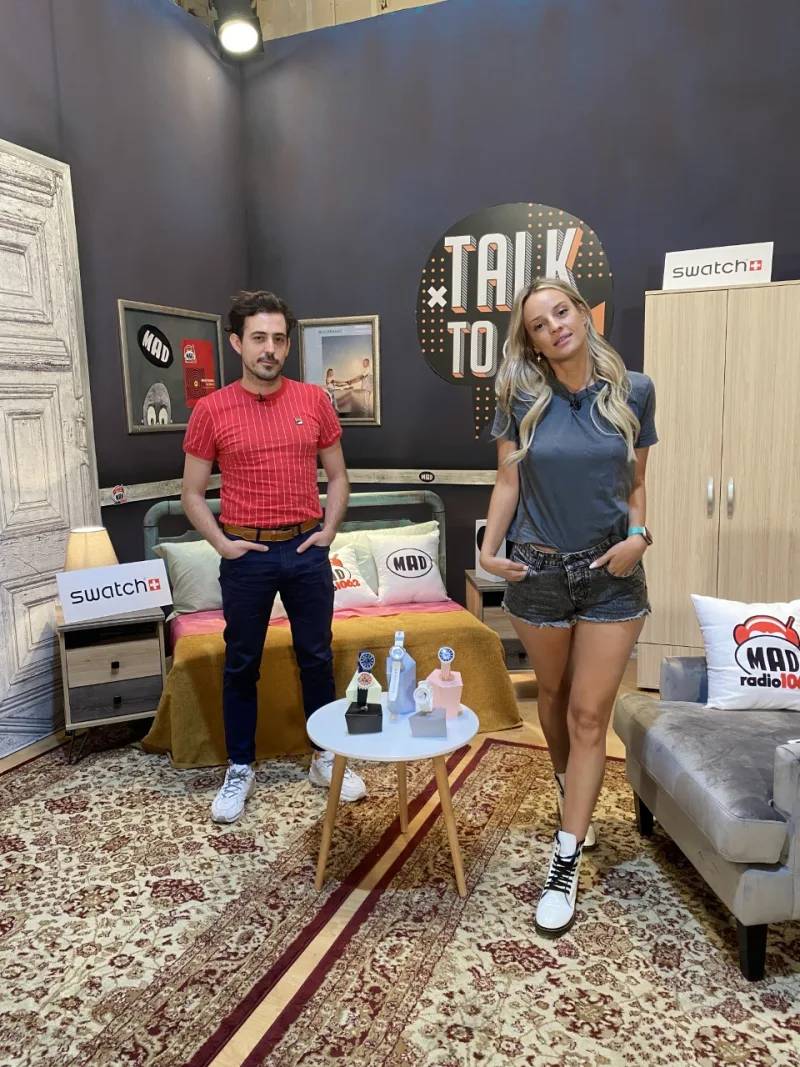 Ο Σπύρος Παρασκευάκος και μια παρουσιάστρια στο πλατό της εκπομπής Talk To Mad.