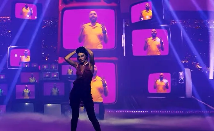 Η Ήβη Αδάμου στη σκηνή των MAD VMA 2021.