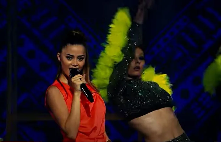 Η Stefania στη σκηνή των MAD Video Music Awards 2021.