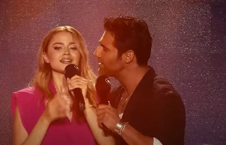 Ο Πέτρος Ιακωβίδης και η Stefania στη σκηνή των MAD VMA 2021.