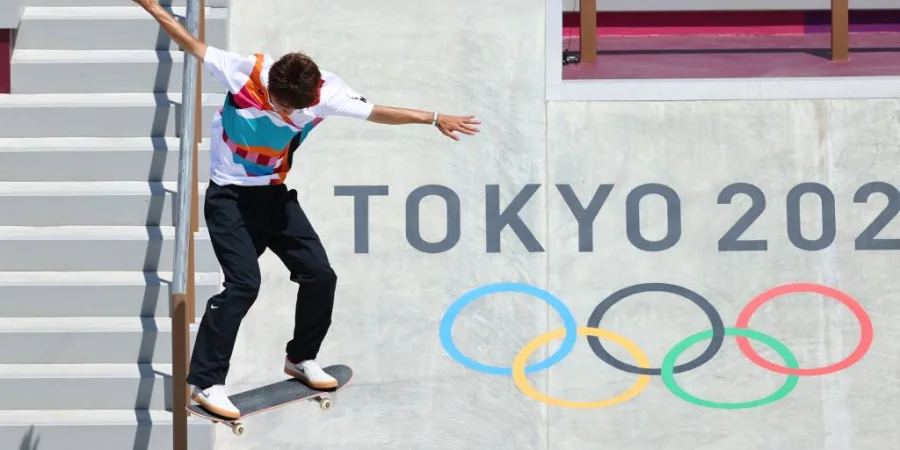 Skateboarder σε άλμα κατά τη διάρκεια των Ολυμπιακών Αγώνων Τόκιο 2020.