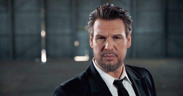 Ο Πάνος Κιάμος επιστρέφει στα… covid free μπουζούκια!