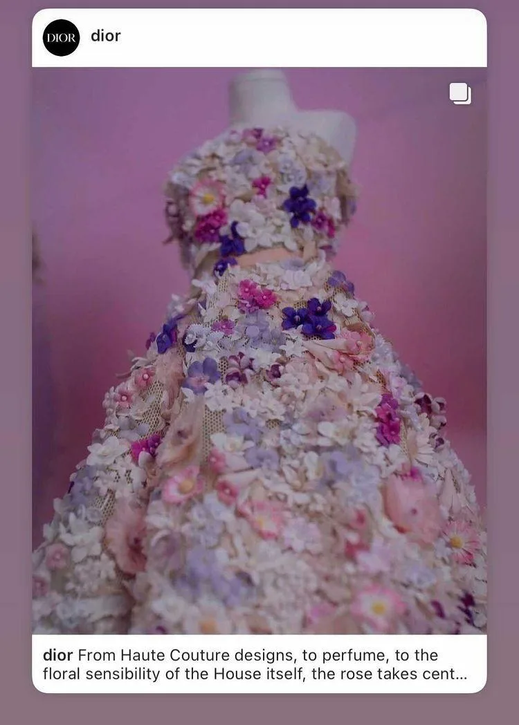 Φόρεμα Dior Haute Couture καλυμμένο με πολύχρωμα λουλούδια σε μανεκέν.