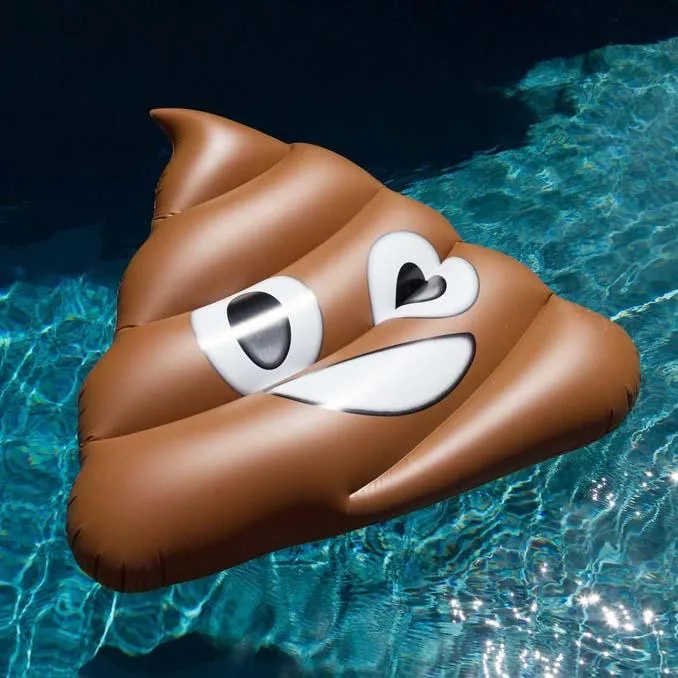 Φουσκωτό θαλάσσης σε σχήμα emoji poop με μάτια καρδιές σε πισίνα.