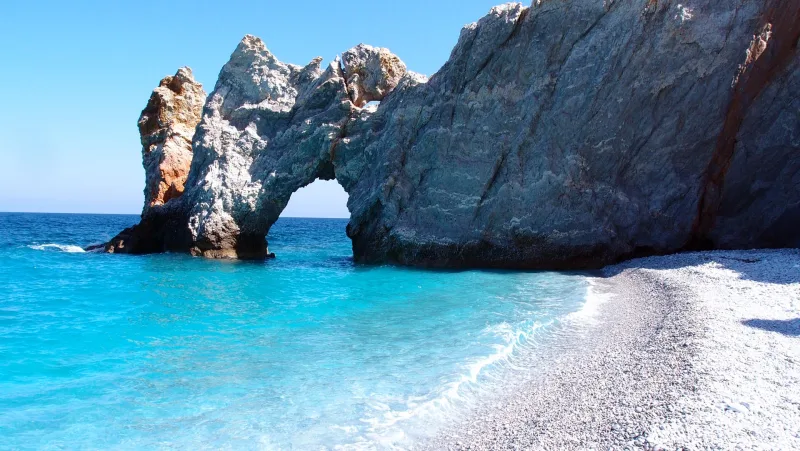 Παραλία Λαλάρια στη Σκιάθο με τον χαρακτηριστικό βράχο με την τρύπα.