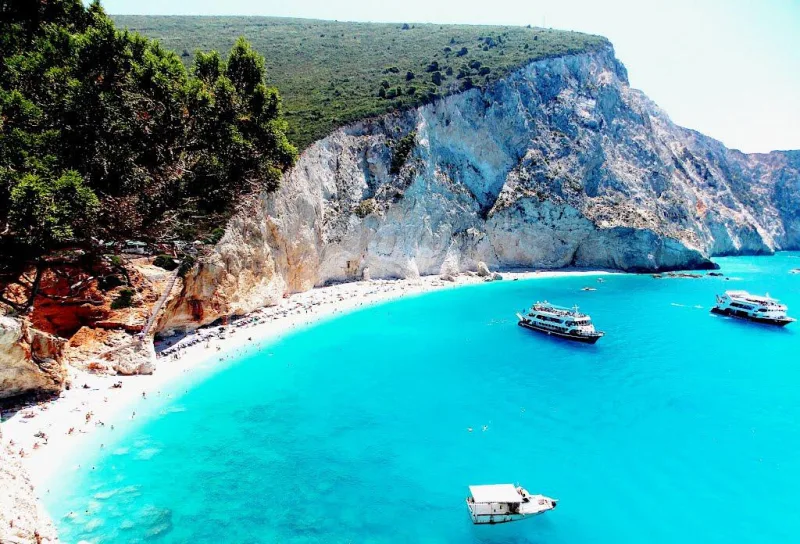 Παραλία Πόρτο Κατσίκι στη Λευκάδα με γαλαζοπράσινα νερά και απόκρημνα βράχια.