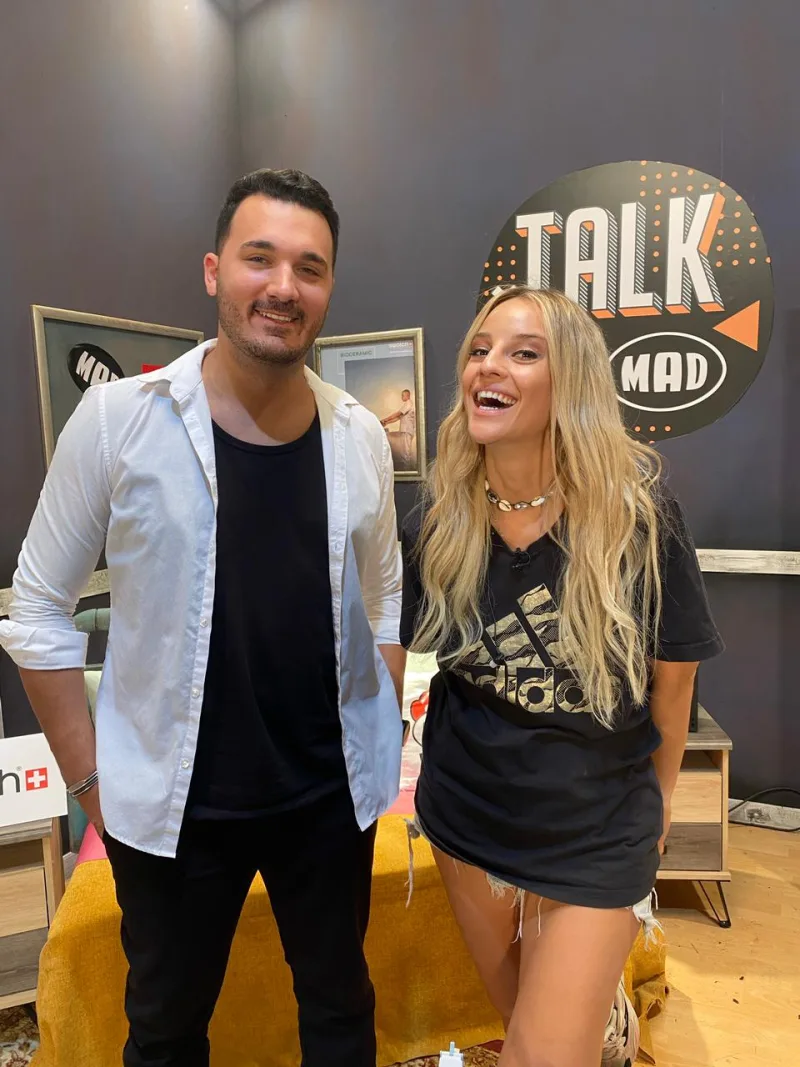 Ο Βασίλης Οικονόμου και η Ilenia Williams στο πλατό της εκπομπής Talk To Mad.