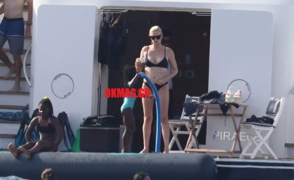 H Charlize Theron κάνει διακοπές στην Ελλάδα μαζί με τα παιδιά της