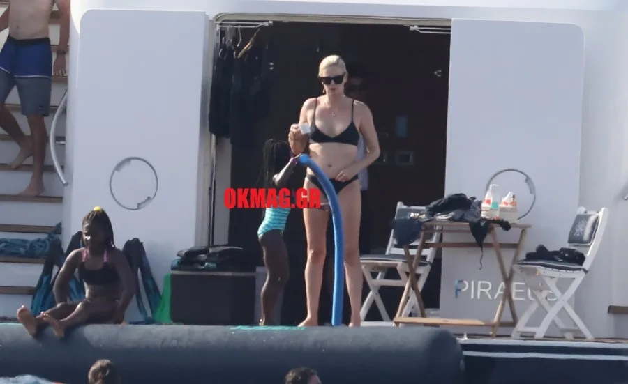 Η Charlize Theron με μαύρο μπικίνι σε σκάφος με τα παιδιά της.
