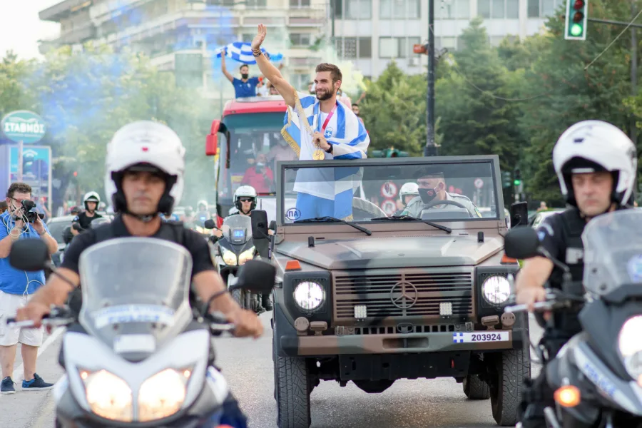 Ο Στέφανος Ντούσκος σε στρατιωτικό όχημα κατά την υποδοχή του.