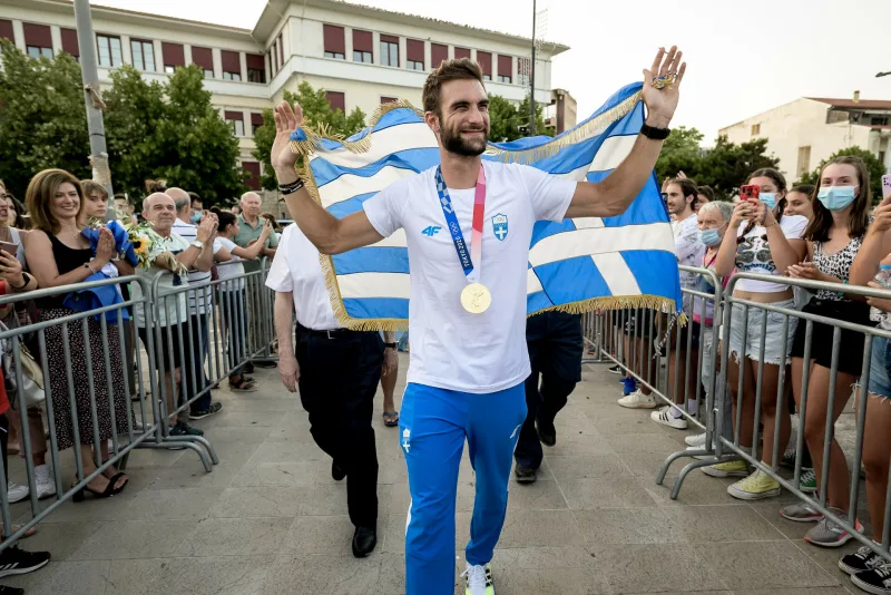 Ο Στέφανος Ντούσκος με το χρυσό μετάλλιο και την ελληνική σημαία στα Γιάννενα.