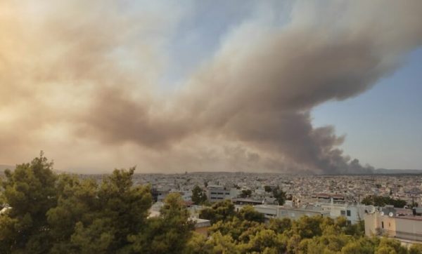 Φωτιά στην Βαρυμπόμπη: Οδηγός προστασίας των πολιτών από τον Ιατρικό Σύλλογο Αθηνών