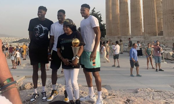 Γιάννης Αντετοκούνμπο: Στην Ακρόπολη μαζί με την οικογένειά του