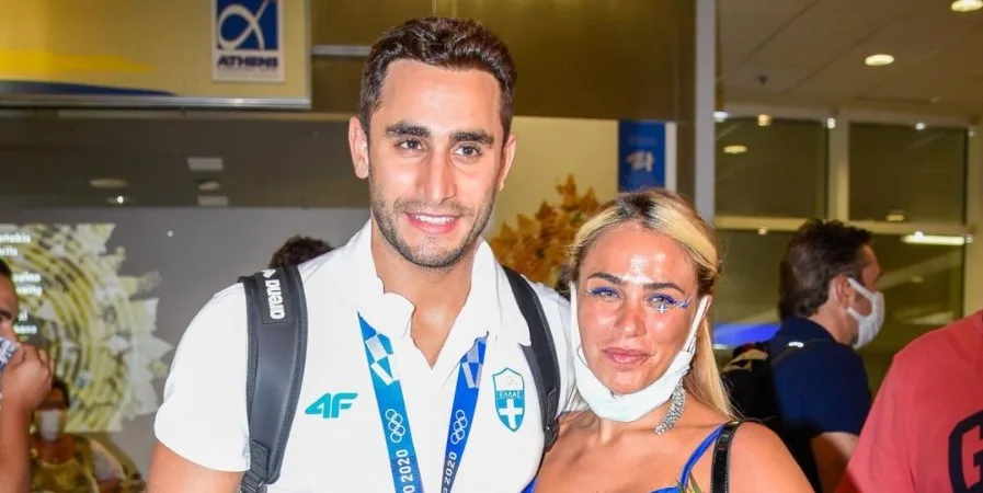 Ο Μάριος Καπότσης και η Konnie Metaxa στο αεροδρόμιο.