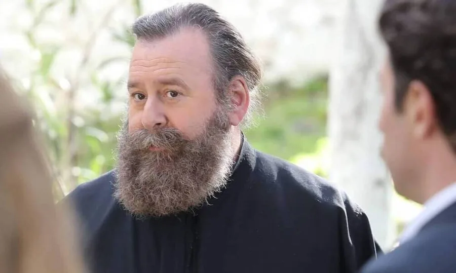 Ο παπάς από τις Άγριες Μέλισσες σε εξωτερικό χώρο.